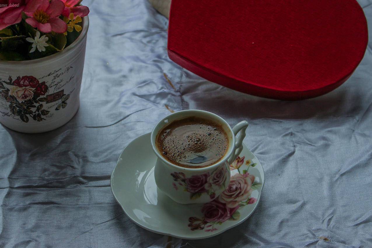 白色和粉色陶瓷茶杯盛在白色陶瓷茶碟上