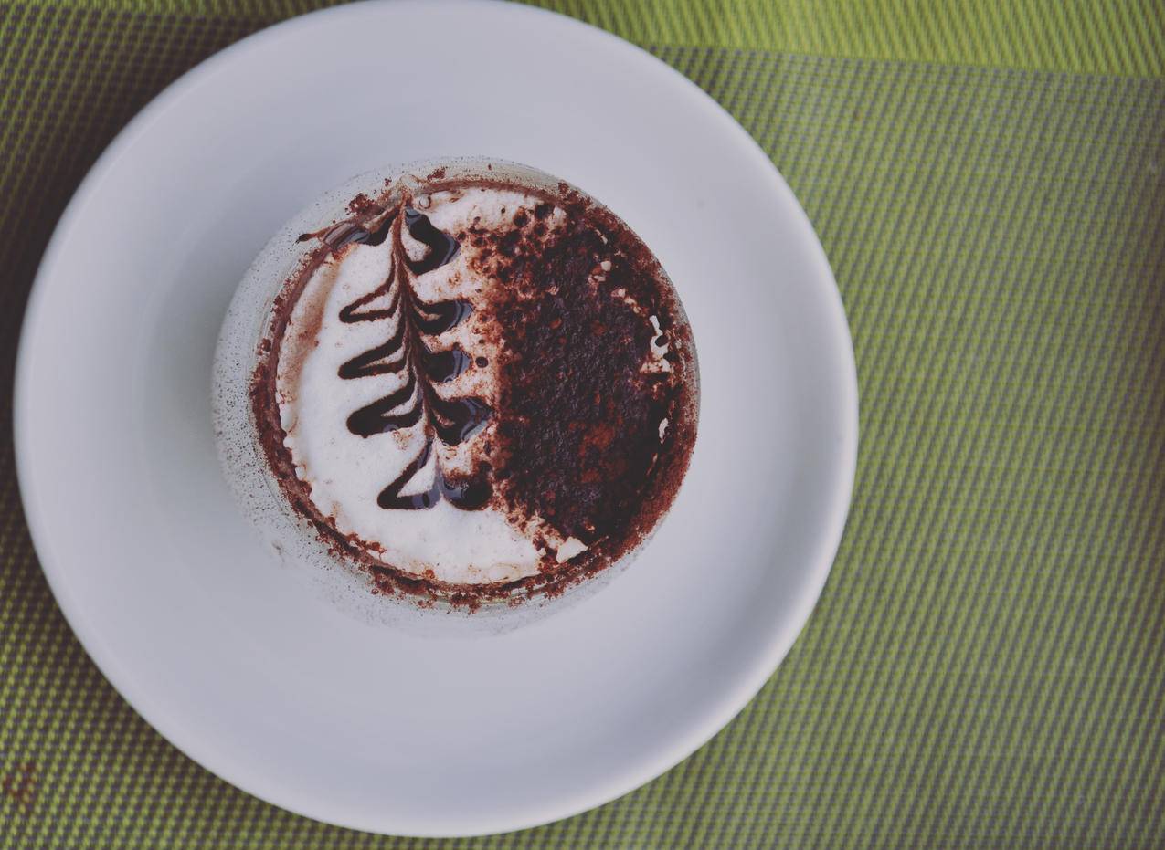 白色陶瓷板上的卡布奇诺意大利浓咖啡蛋糕
