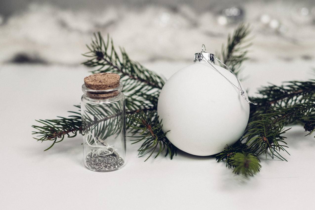 瓶塞白色圣诞小玩意的选择性聚焦摄影