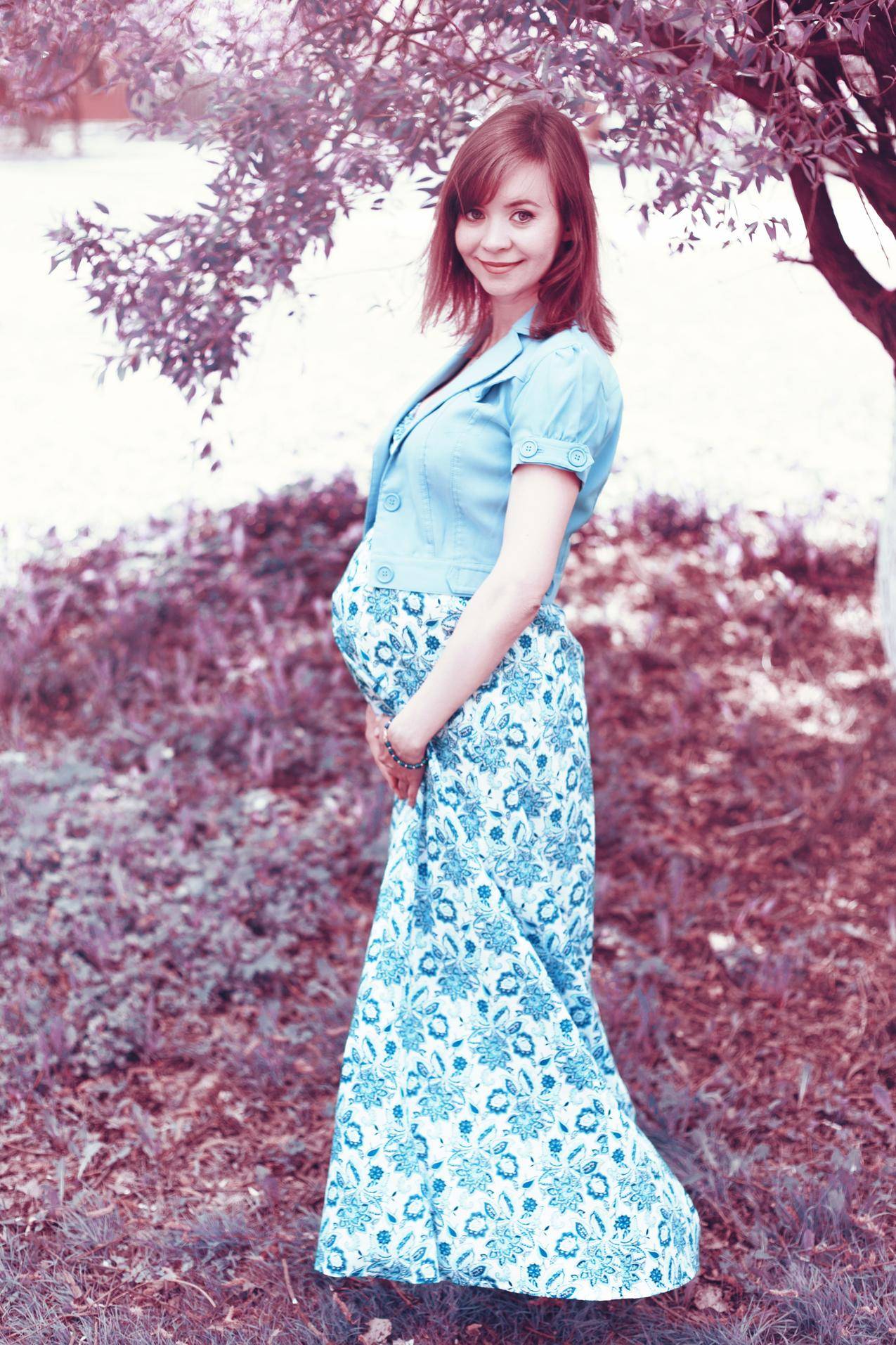 穿着蓝色孕妇装和White和蓝色花卉孕妇装的女人