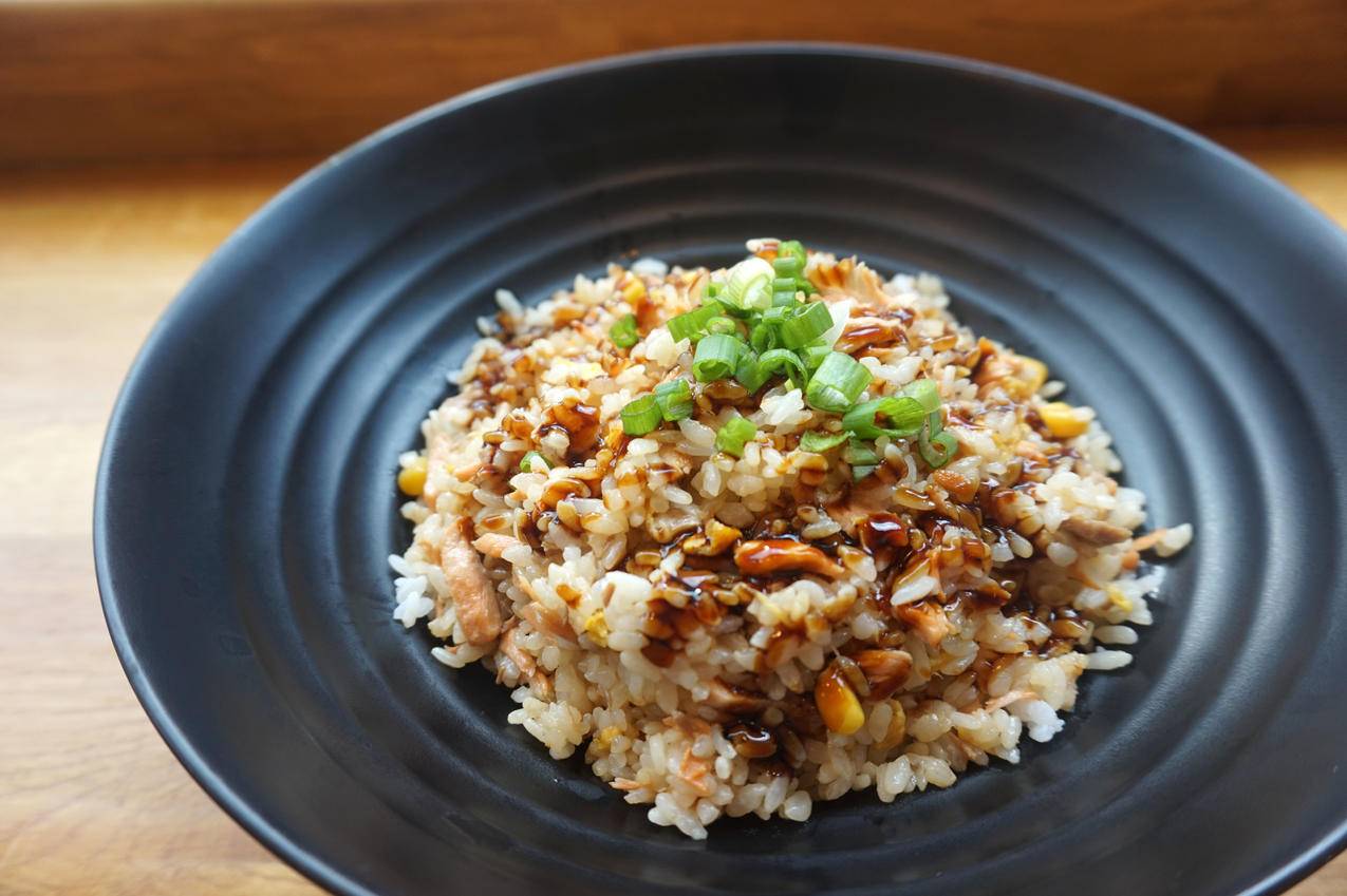 黑色陶瓷板上的Cooked,Rice