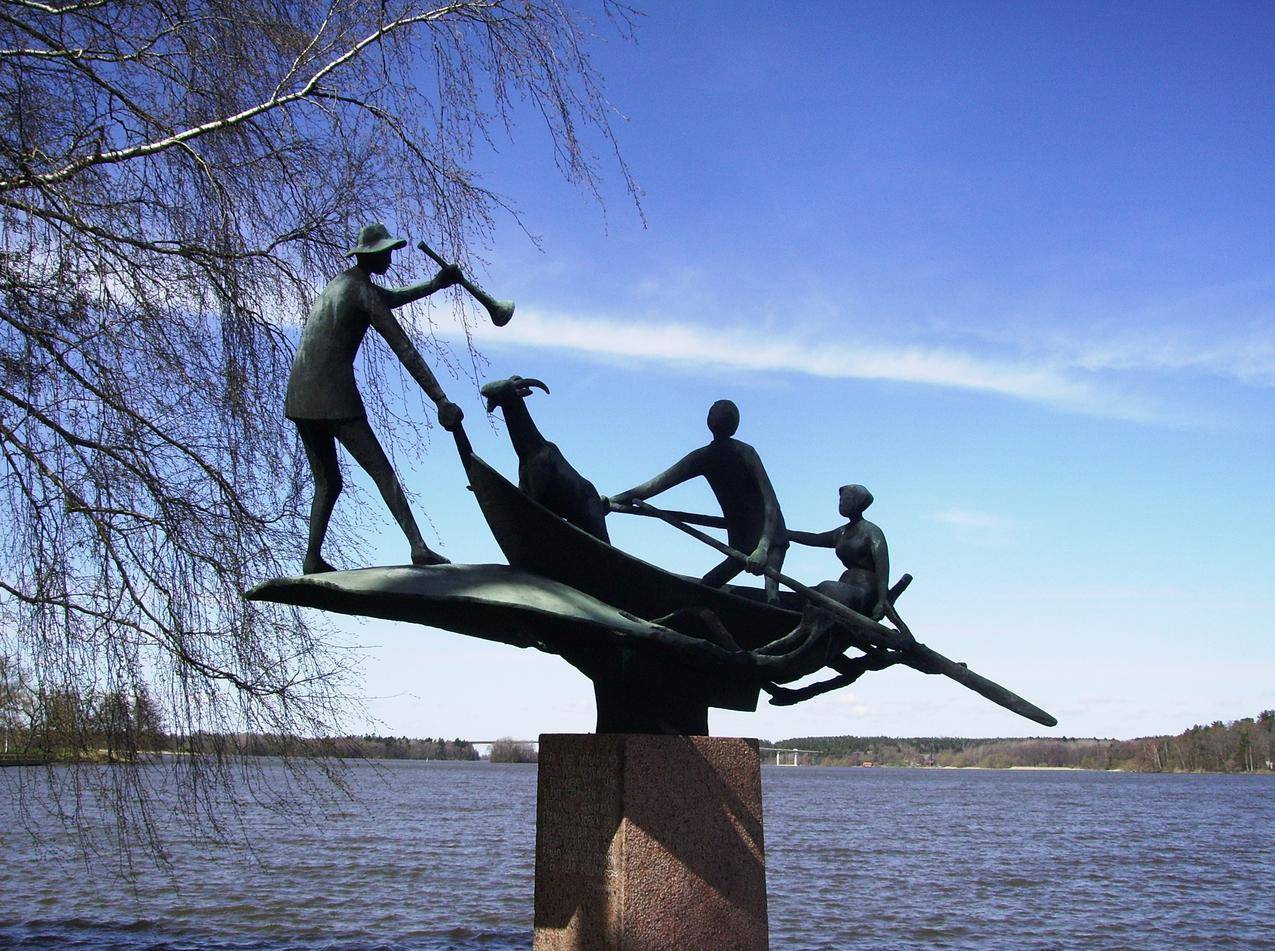湖边划船的景观雕塑