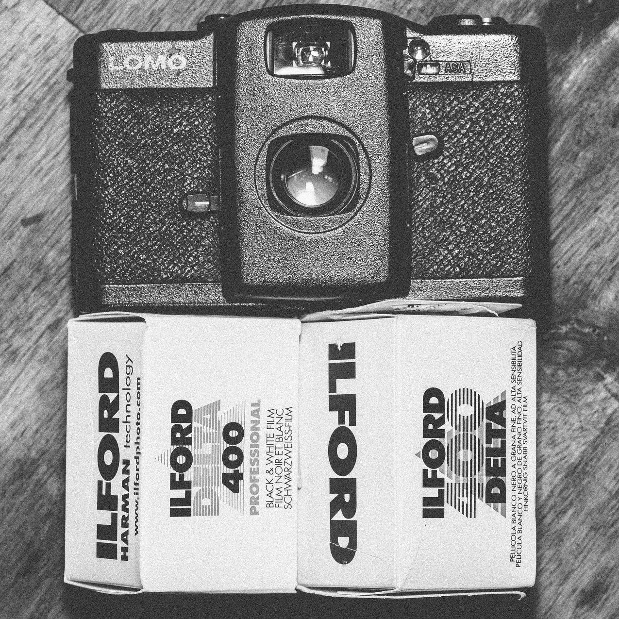 黑色LoMo袖珍相机旁边的依尔福德三角洲400黑色和White,Film,Box