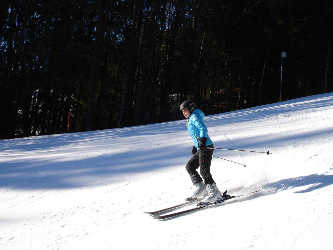 滑雪运动的女子人物图片