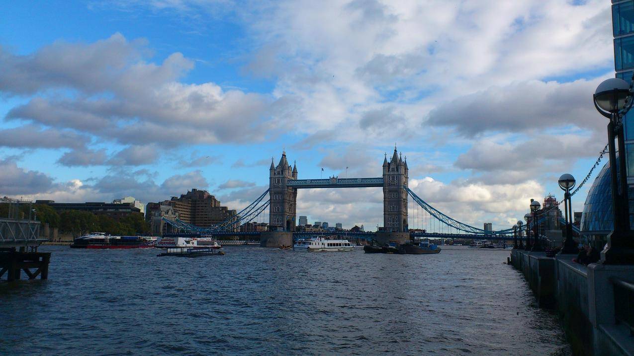 泰晤士河上的伦敦塔桥图片