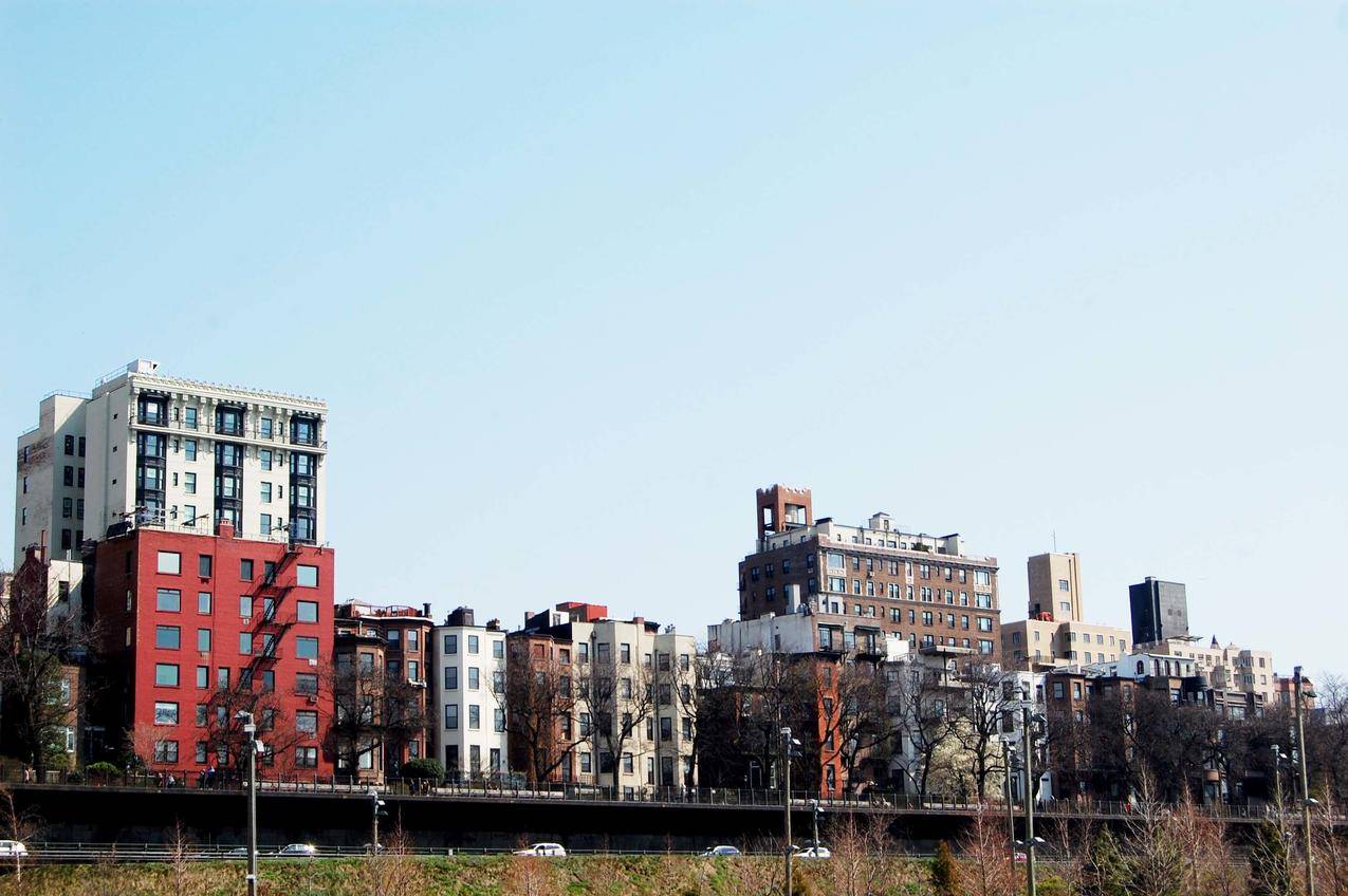褐色和红色混凝土建筑