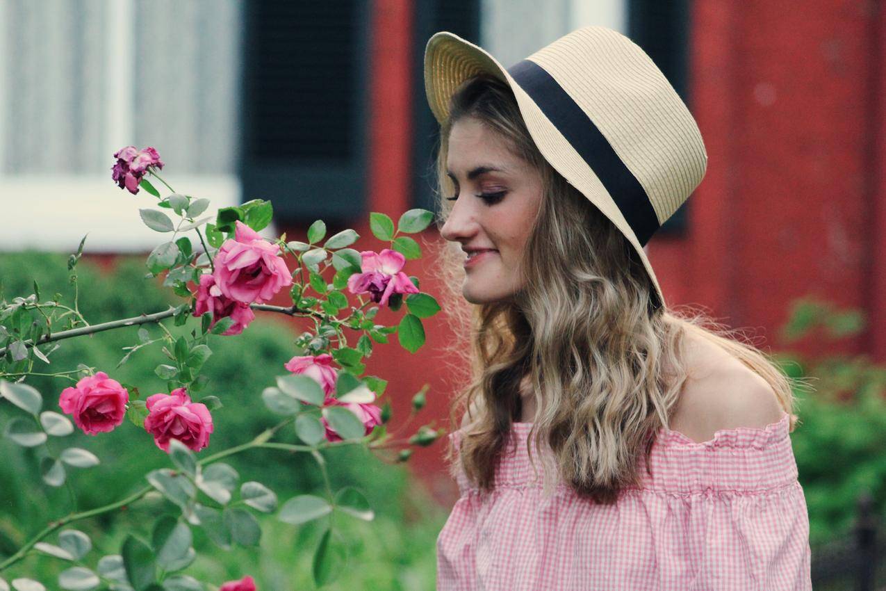 Woman,Smelling,Flowers的图片