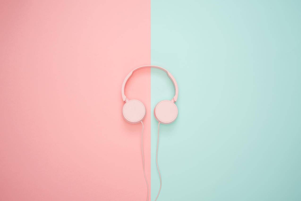 粉红色和茶色的粉红色耳机