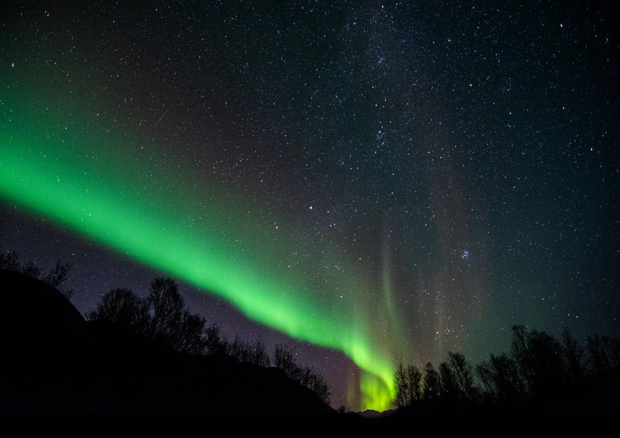 北极光在夜间的高清图片