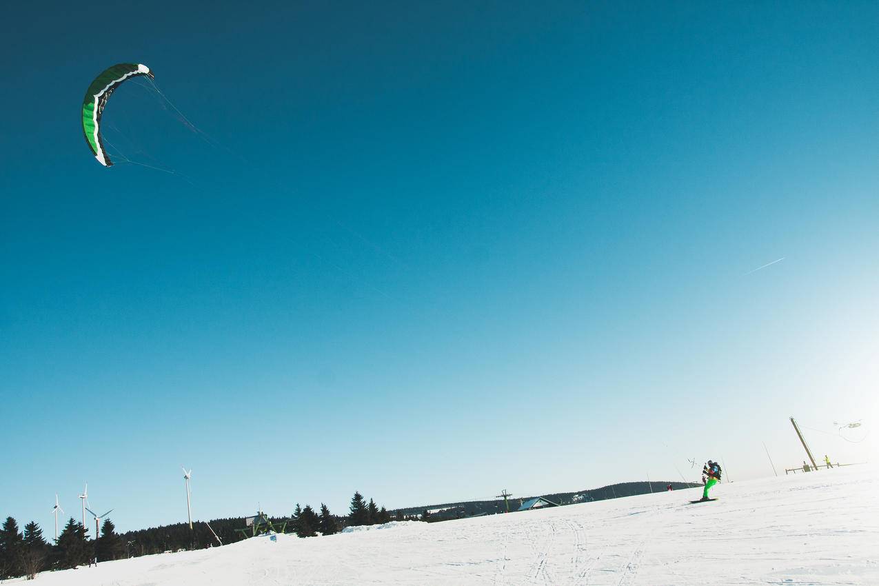 雪地上的人滑雪