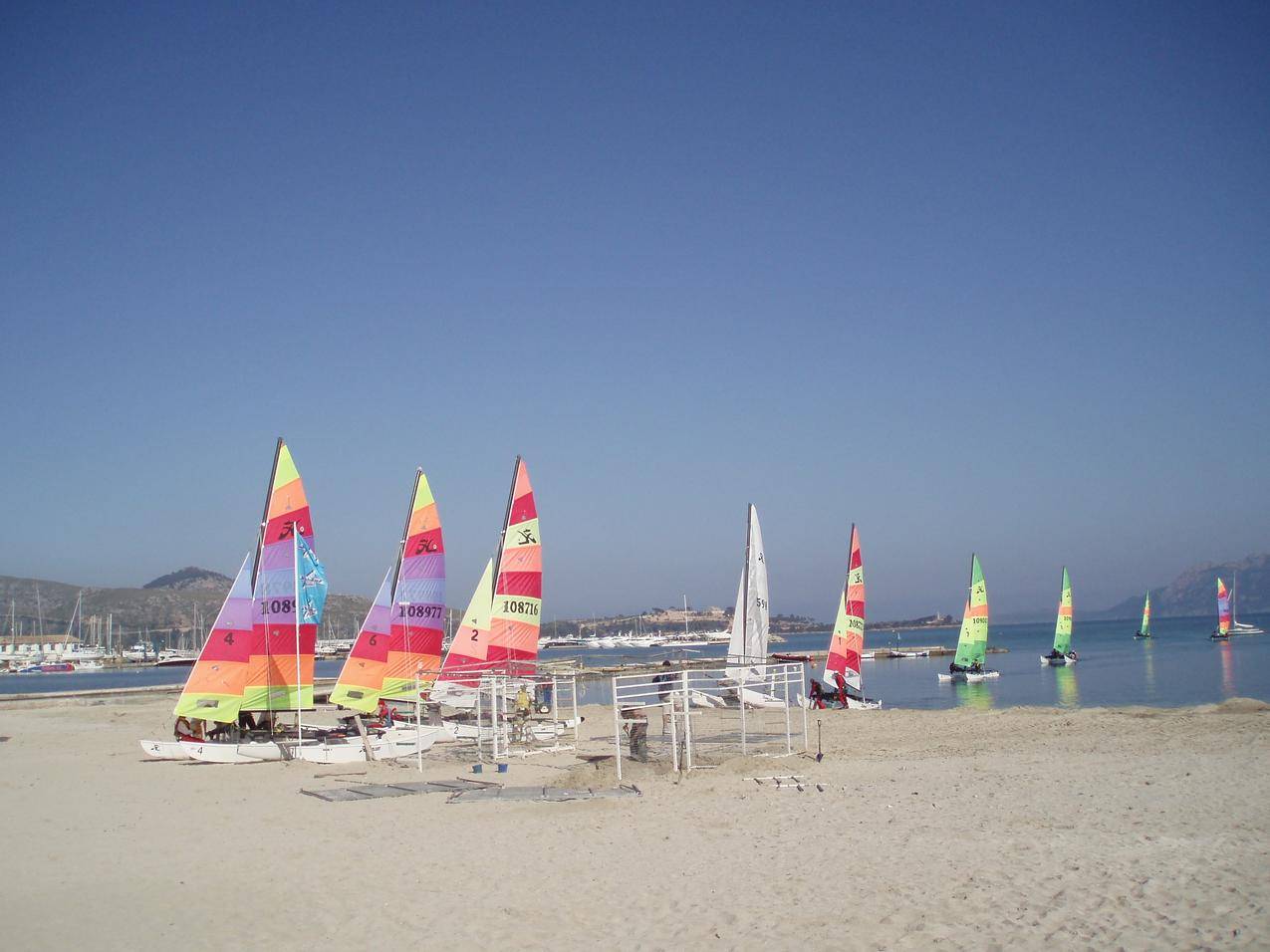 沙滩上的彩色帆船