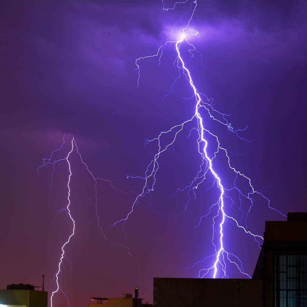 雷击建筑物照片