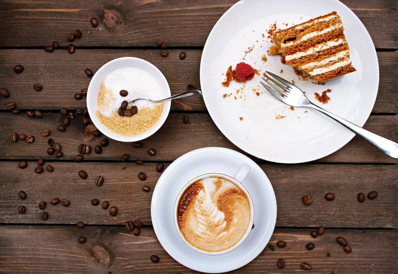 盘子里的咖啡与甜点美食图片
