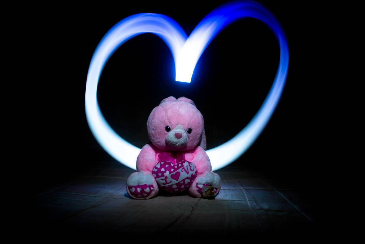 粉红熊毛绒玩具配心画照明摄影效果