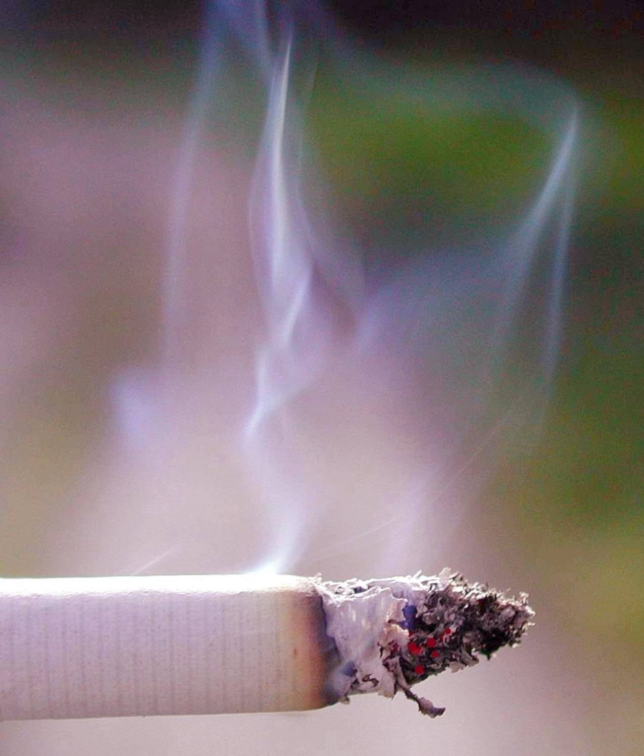 燃烧的香烟高清图片