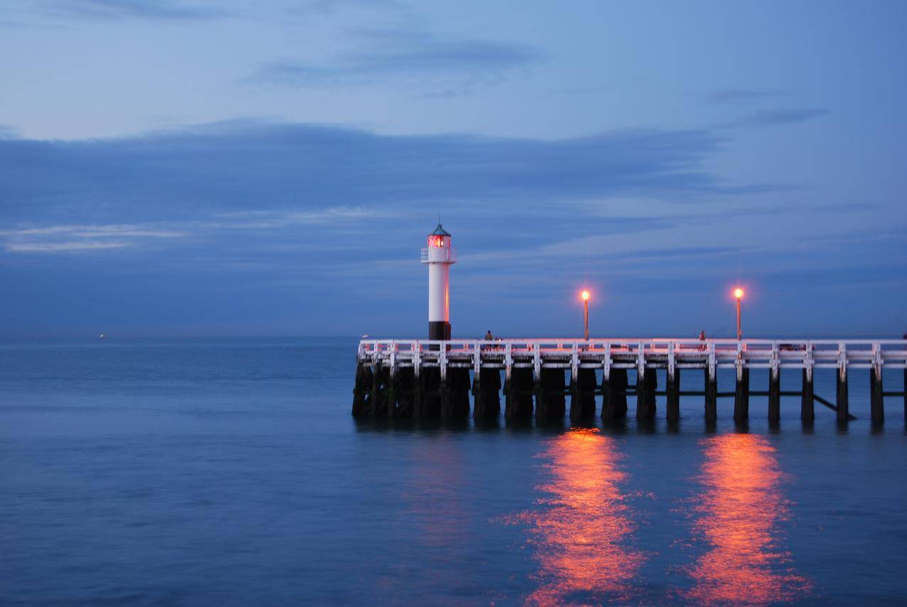 海上码头灯塔宁静的夜色图片