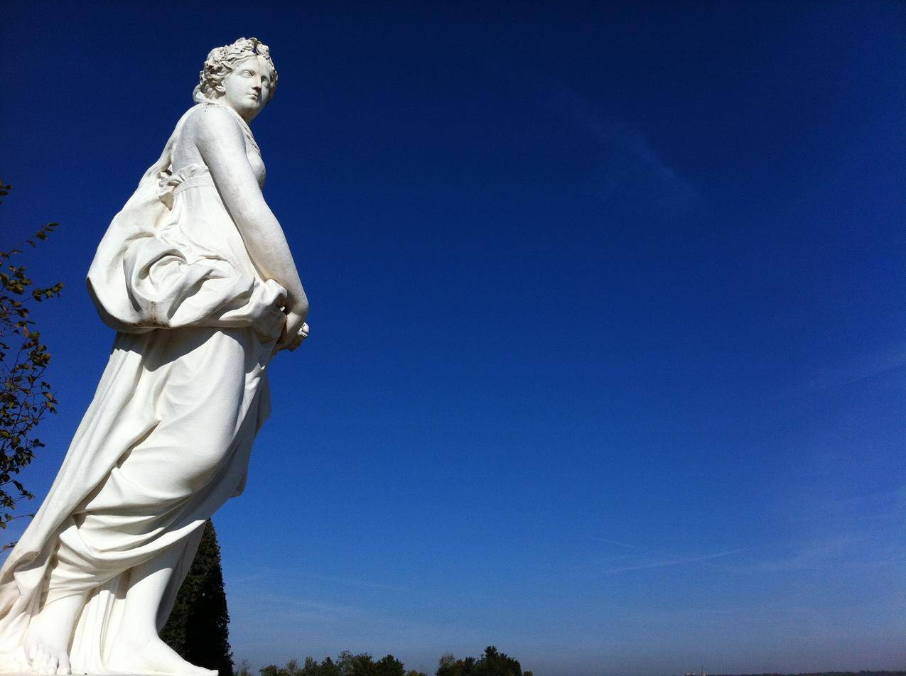 法国凡尔赛宫的古典雕塑人物