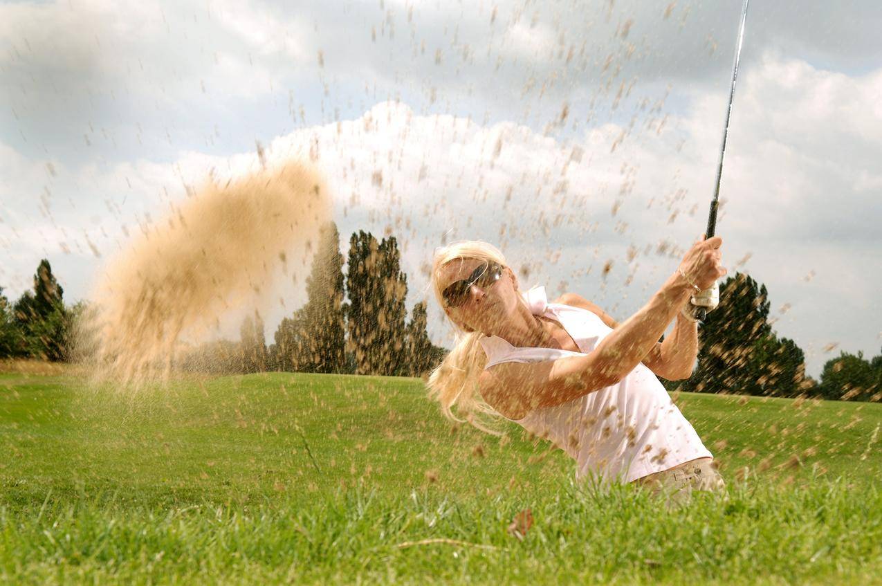 白天打高尔夫球的女人