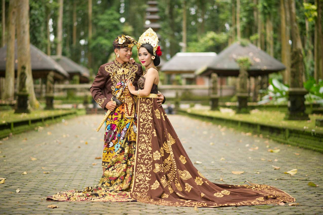 男人和女人穿着棕色花式连衣裙