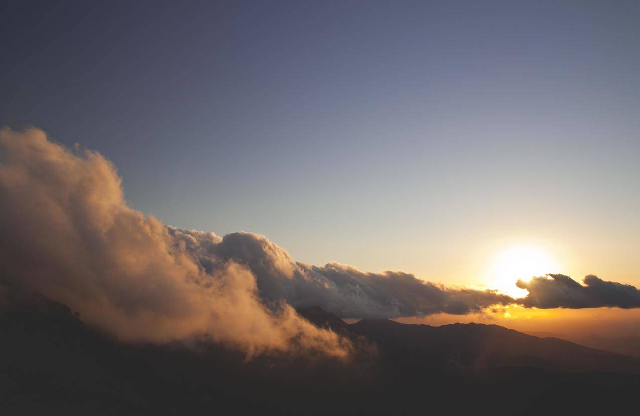 阳光透过云层