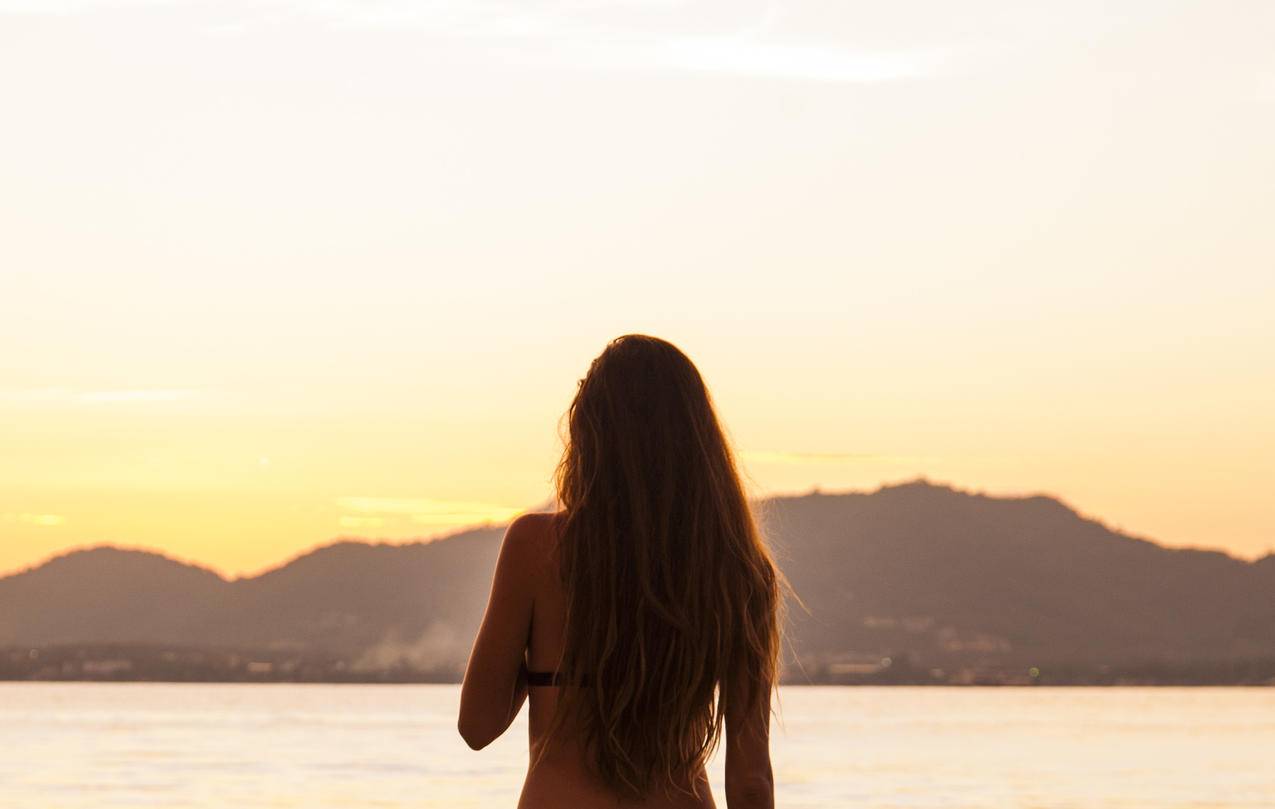 站在海前的女人