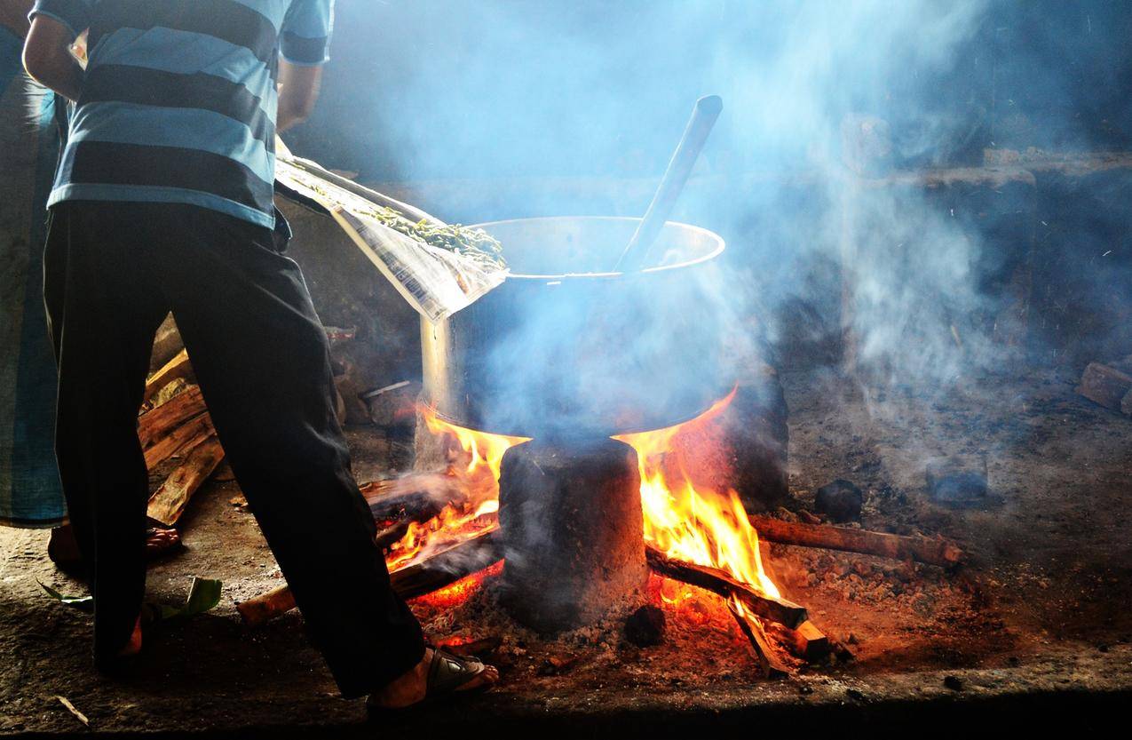 农村柴火煮饭的高清图片