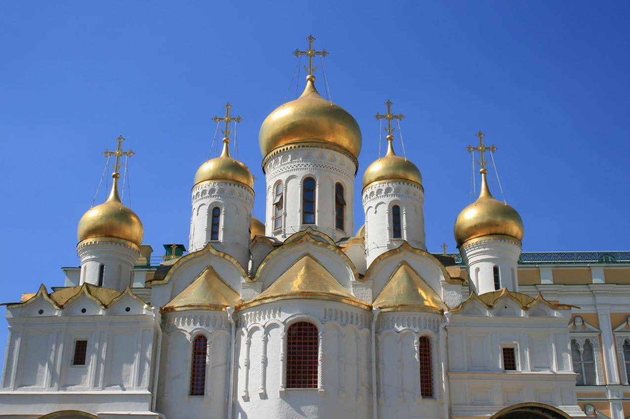 金色圆顶的教堂建筑图片