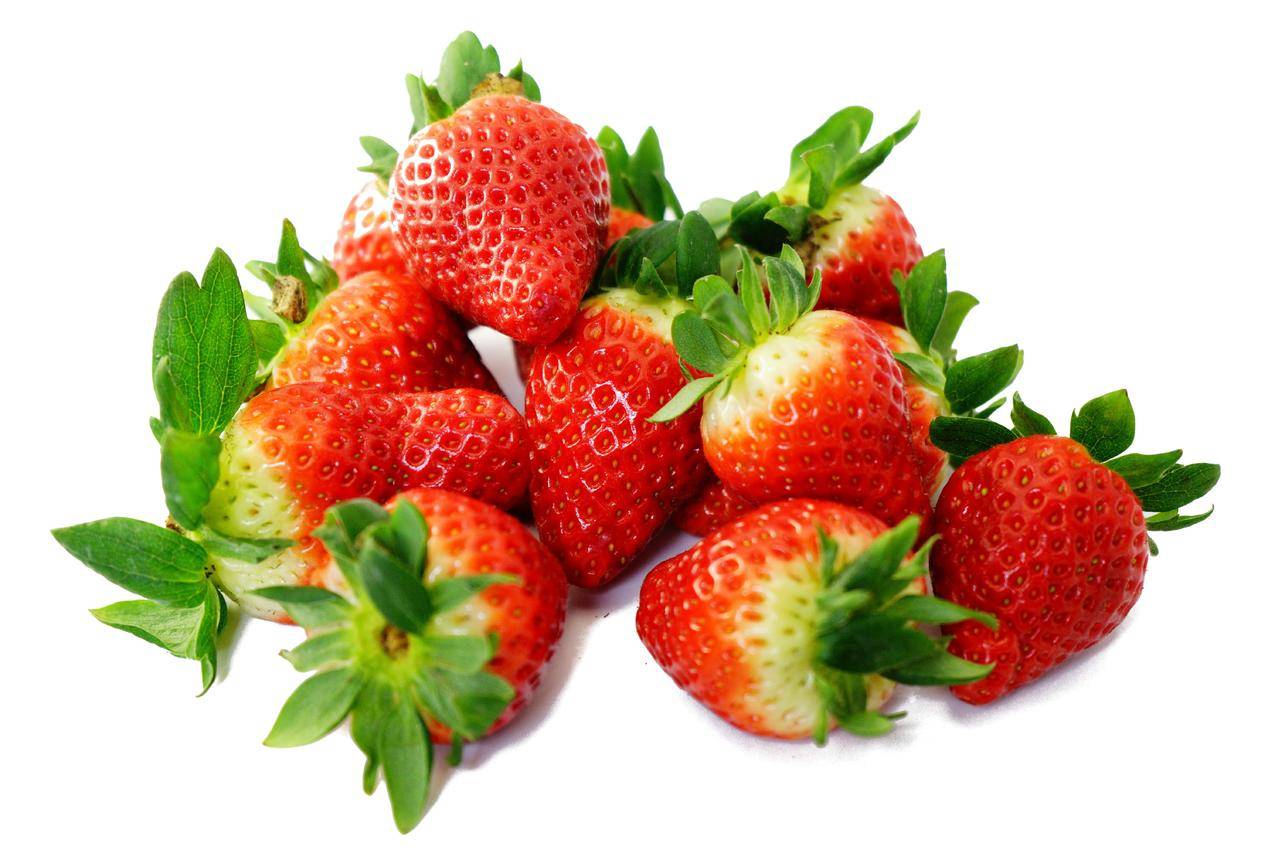 草莓果实6k壁纸