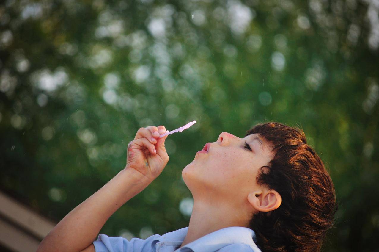 吹泡泡的男孩儿童人物