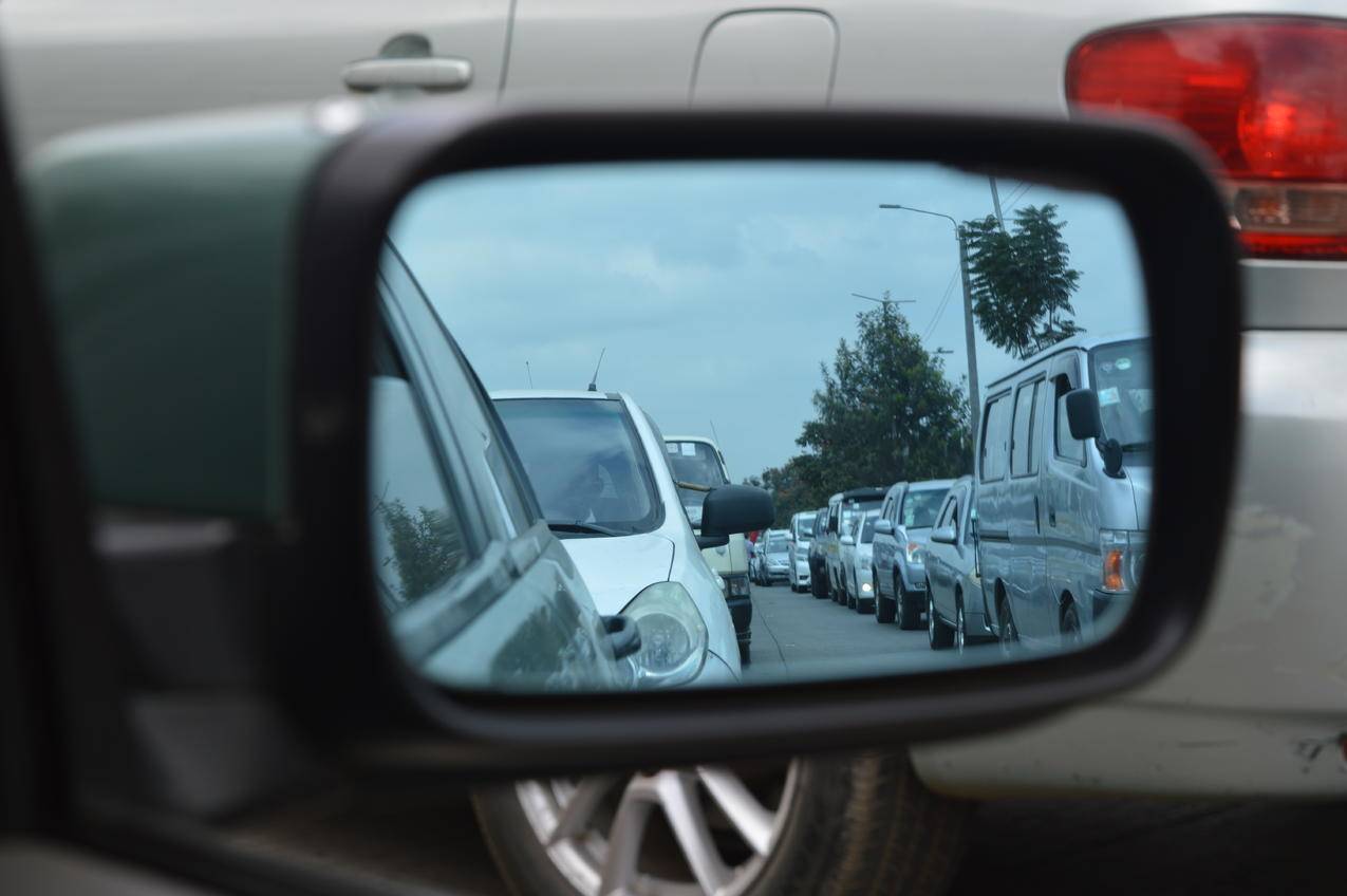车侧镜显示交通拥挤