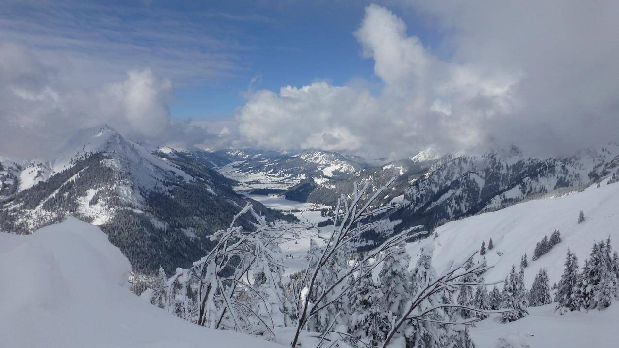 冬天的山丘景观高清图片