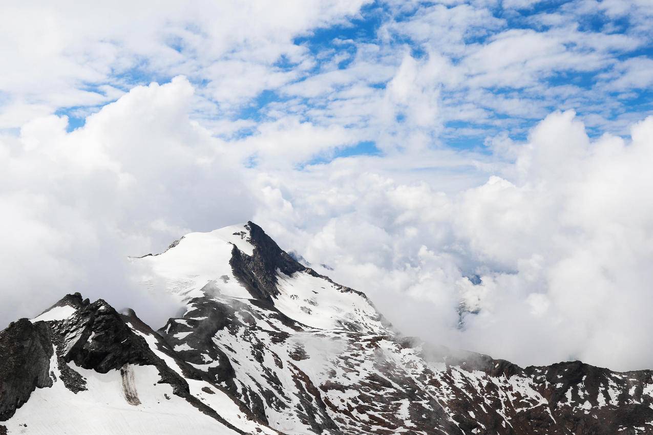 雪山山峰与云层高清图片