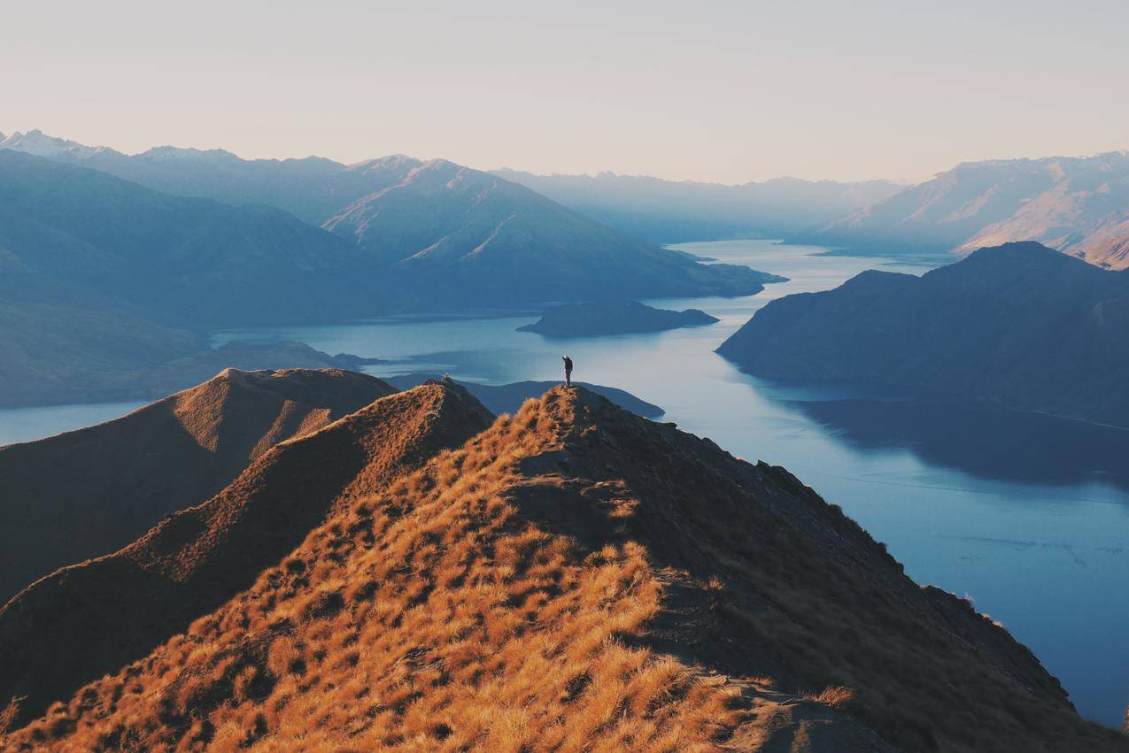 山峦与河流风景高清图片