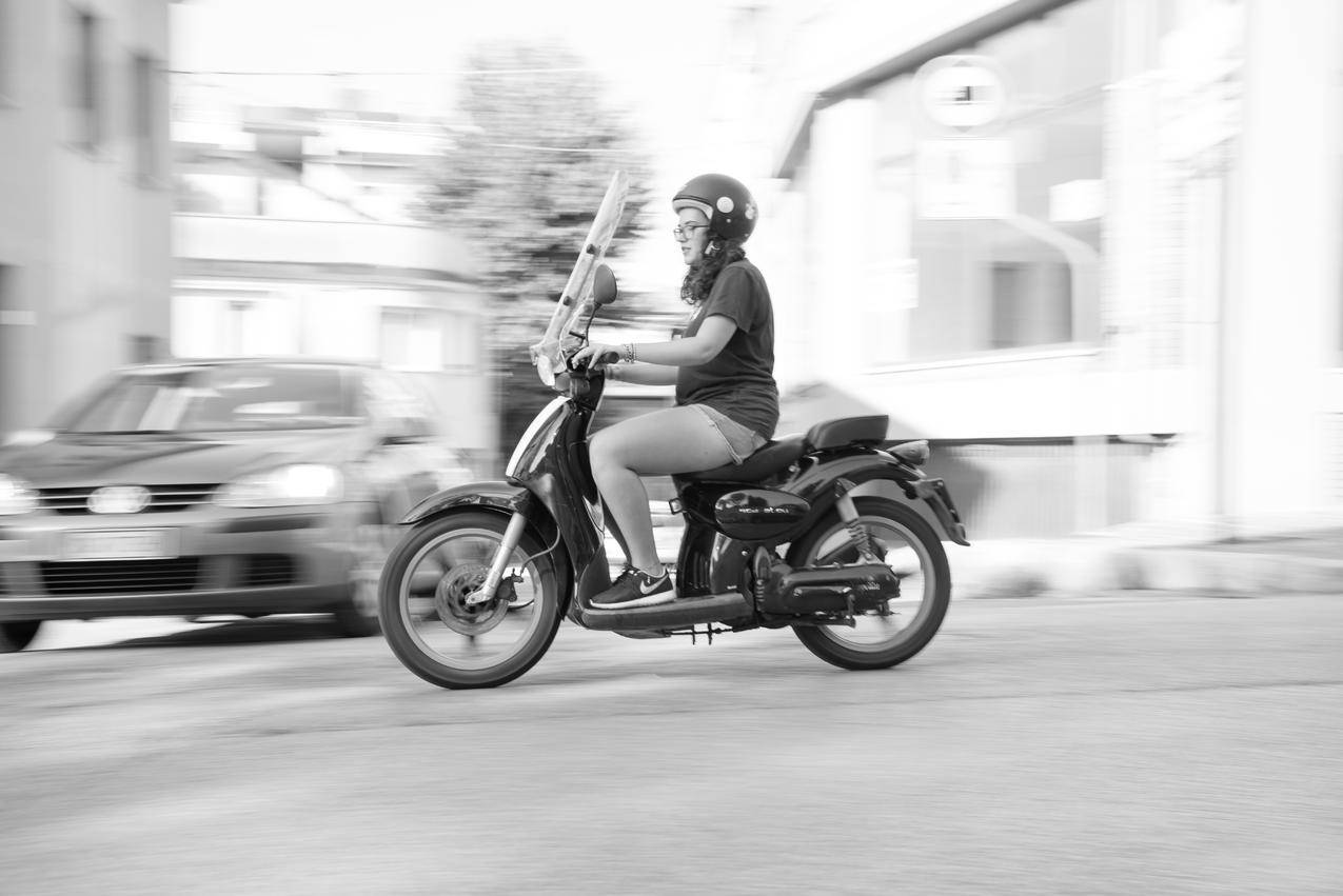 骑摩托车的女人