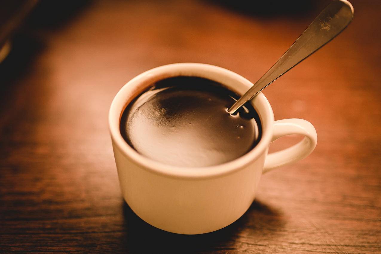 白陶瓷意大利浓咖啡杯褐色咖啡面咖啡