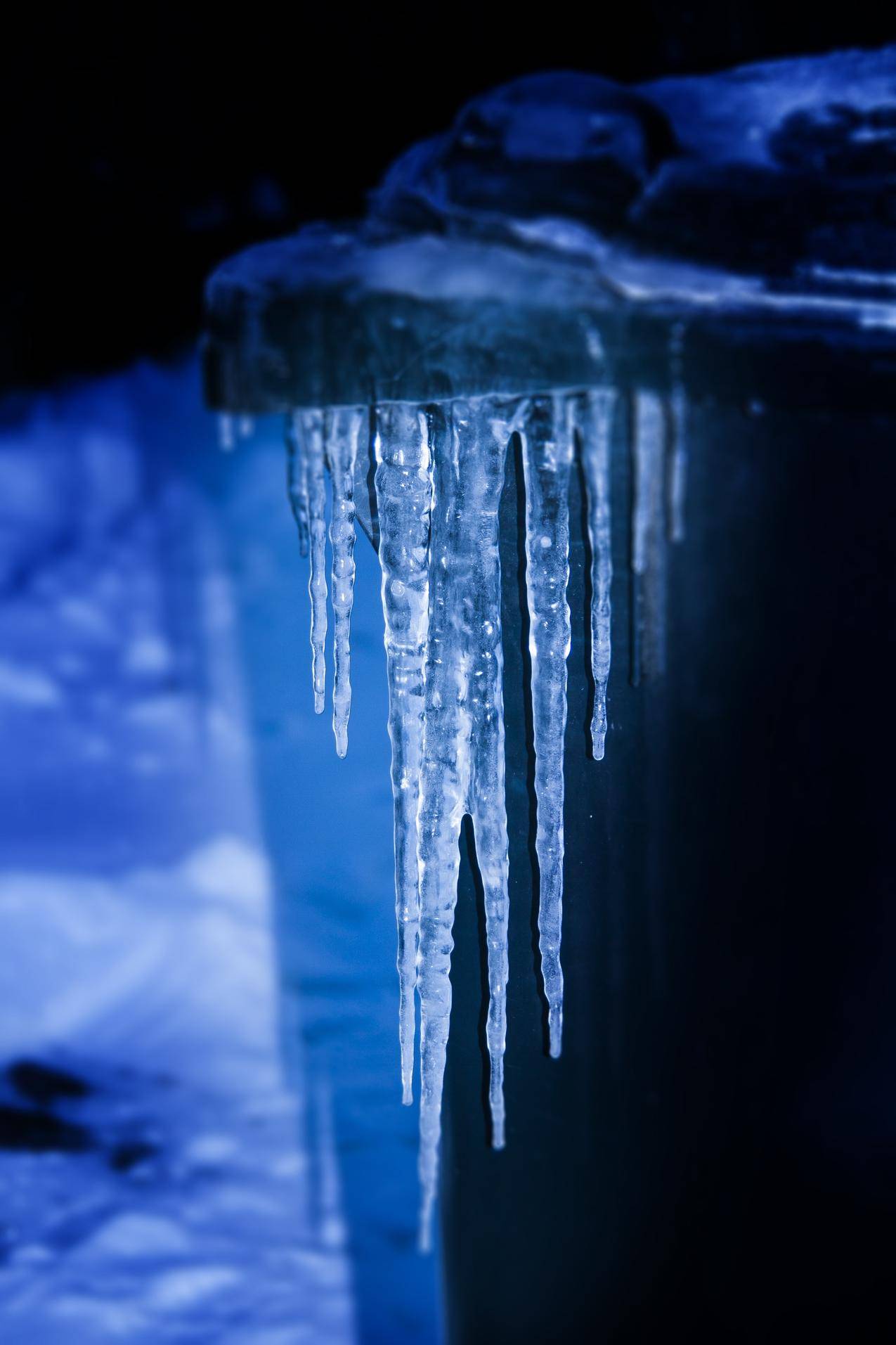 冬天结冰的冰柱高清图片