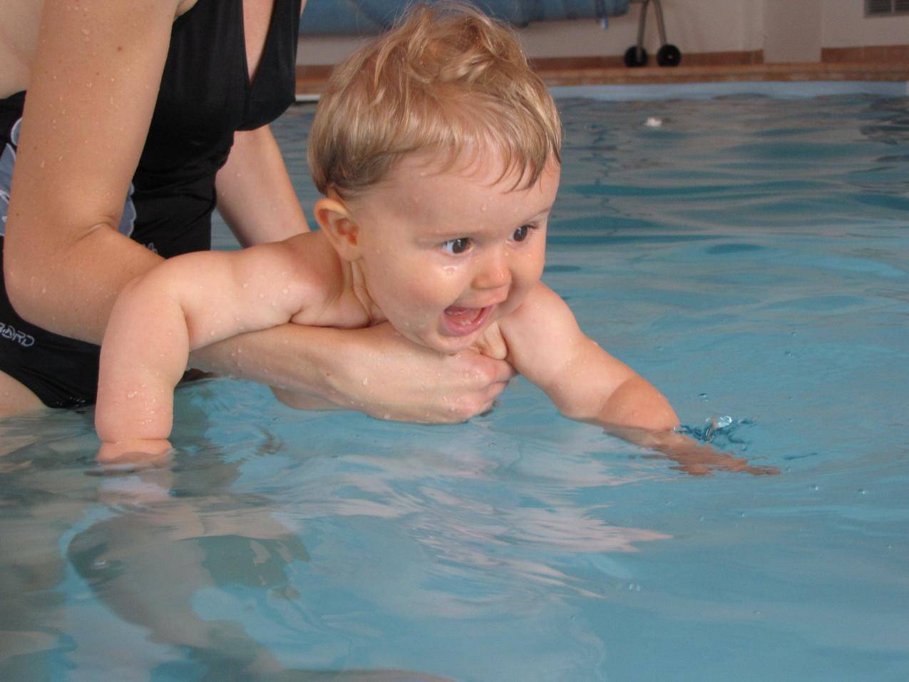 婴幼儿游泳高清图片