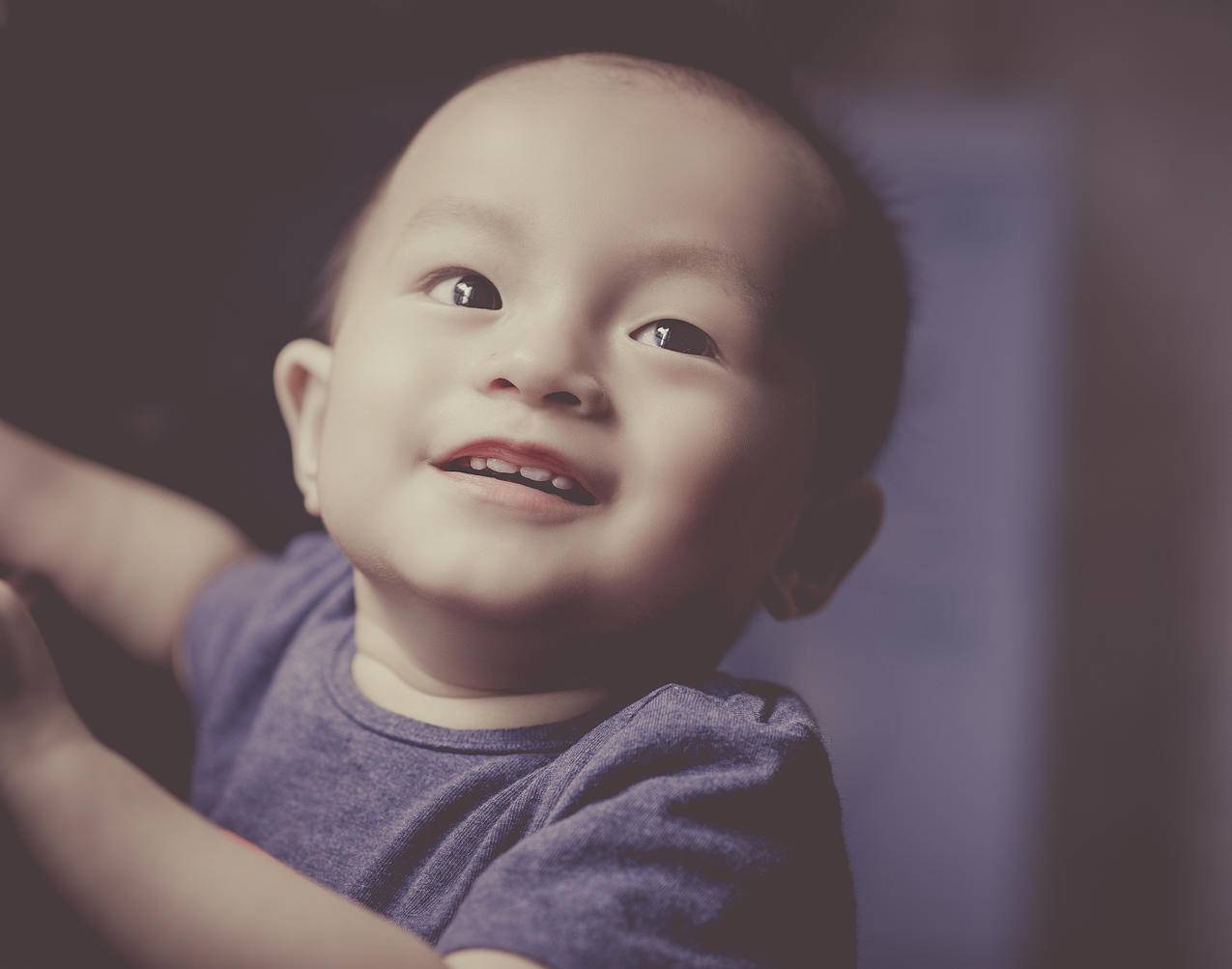 微笑婴儿的特写摄影