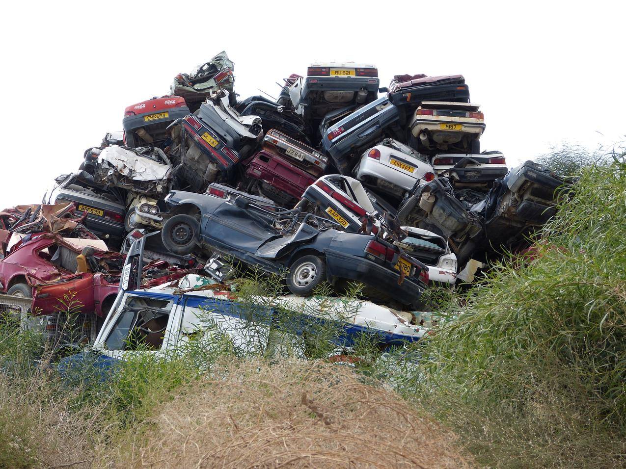 汽车垃圾堆积如山的报废车