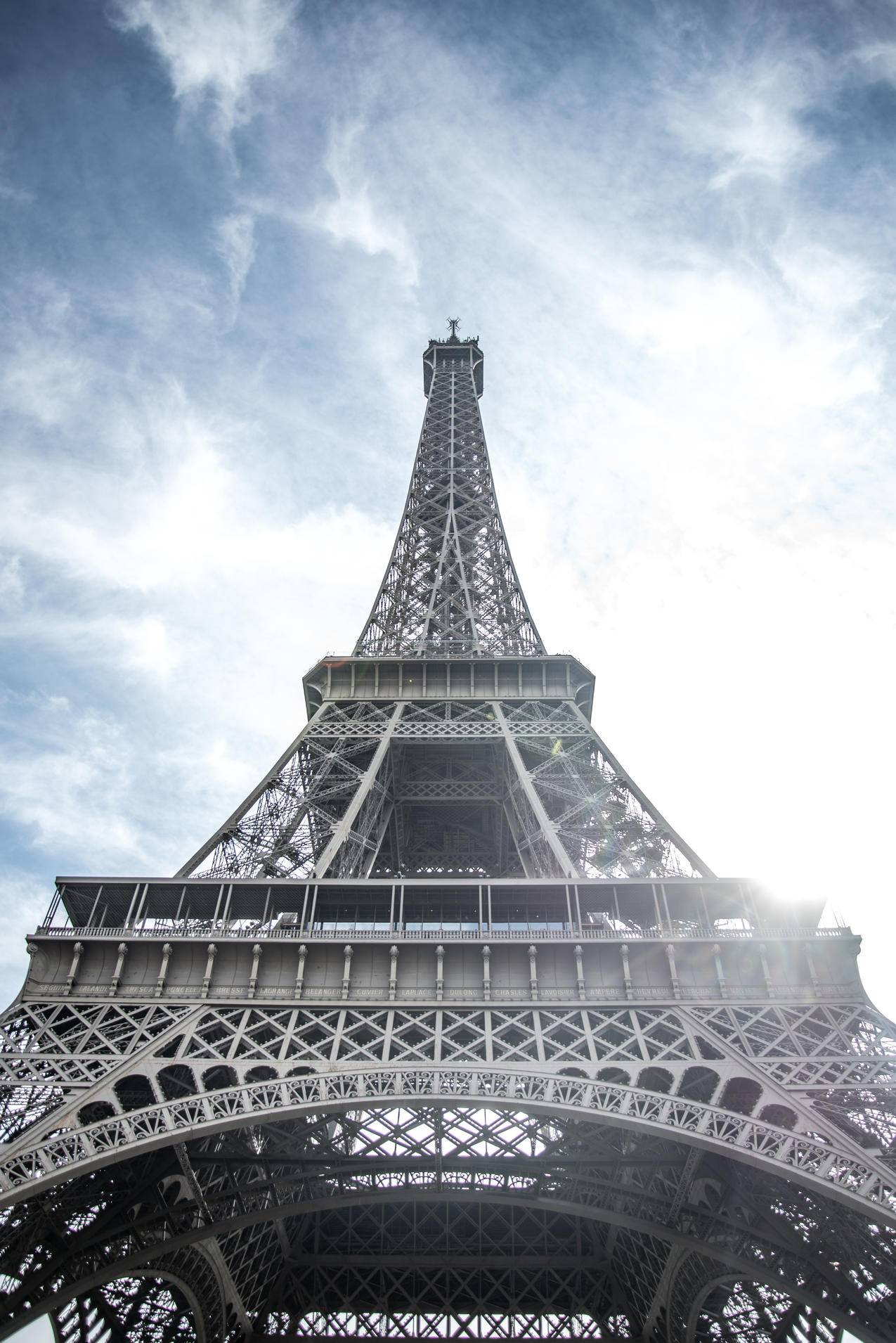 巴黎法国埃菲尔铁塔低角度观赏摄影