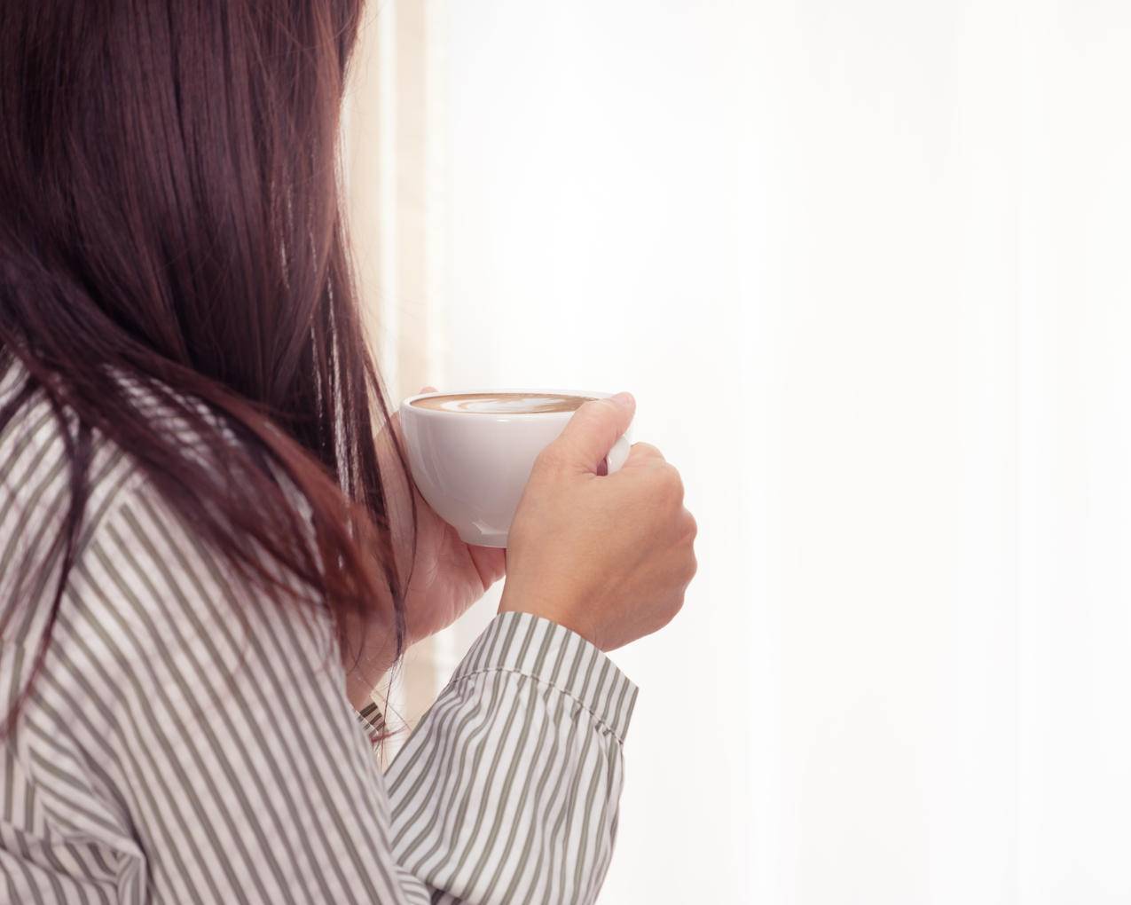 女人拿着咖啡杯的图片