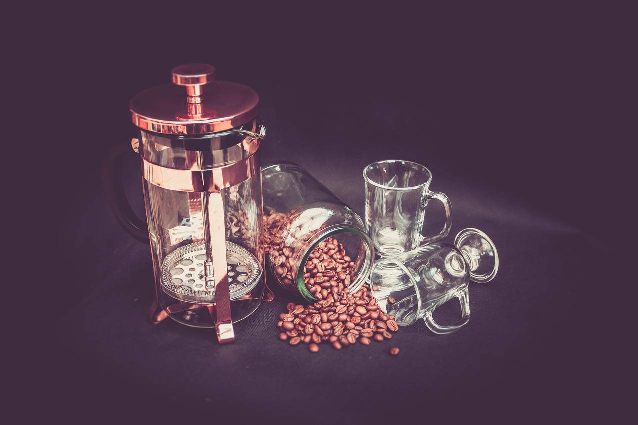 棕豆,透明玻璃杯,黄铜咖啡研磨机的摄影