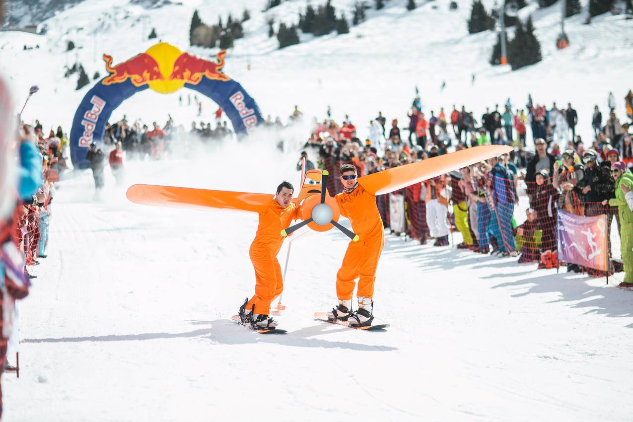 橙色套装男子滑雪板摄影