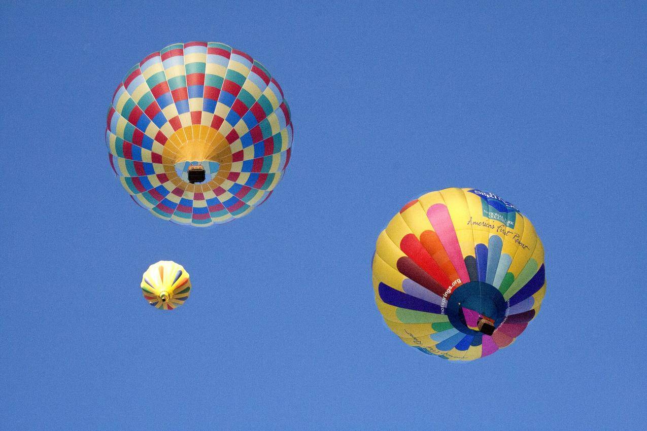 天空的热气球高清图片