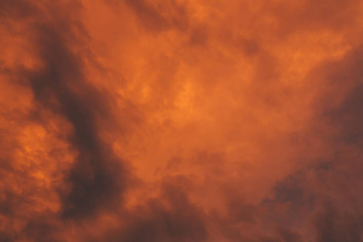橙色和灰色的云