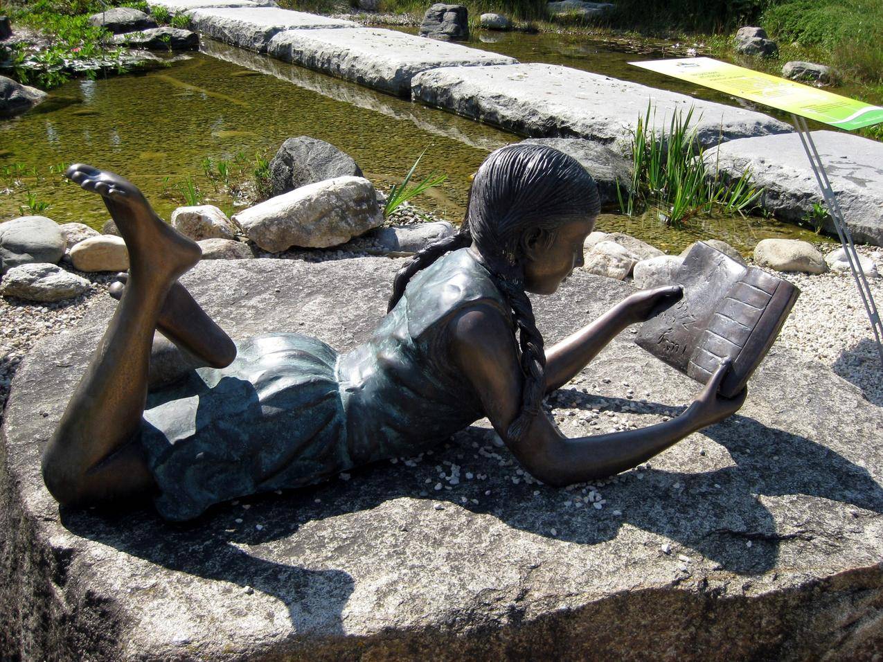 看书的女孩景观人物校园雕塑图片