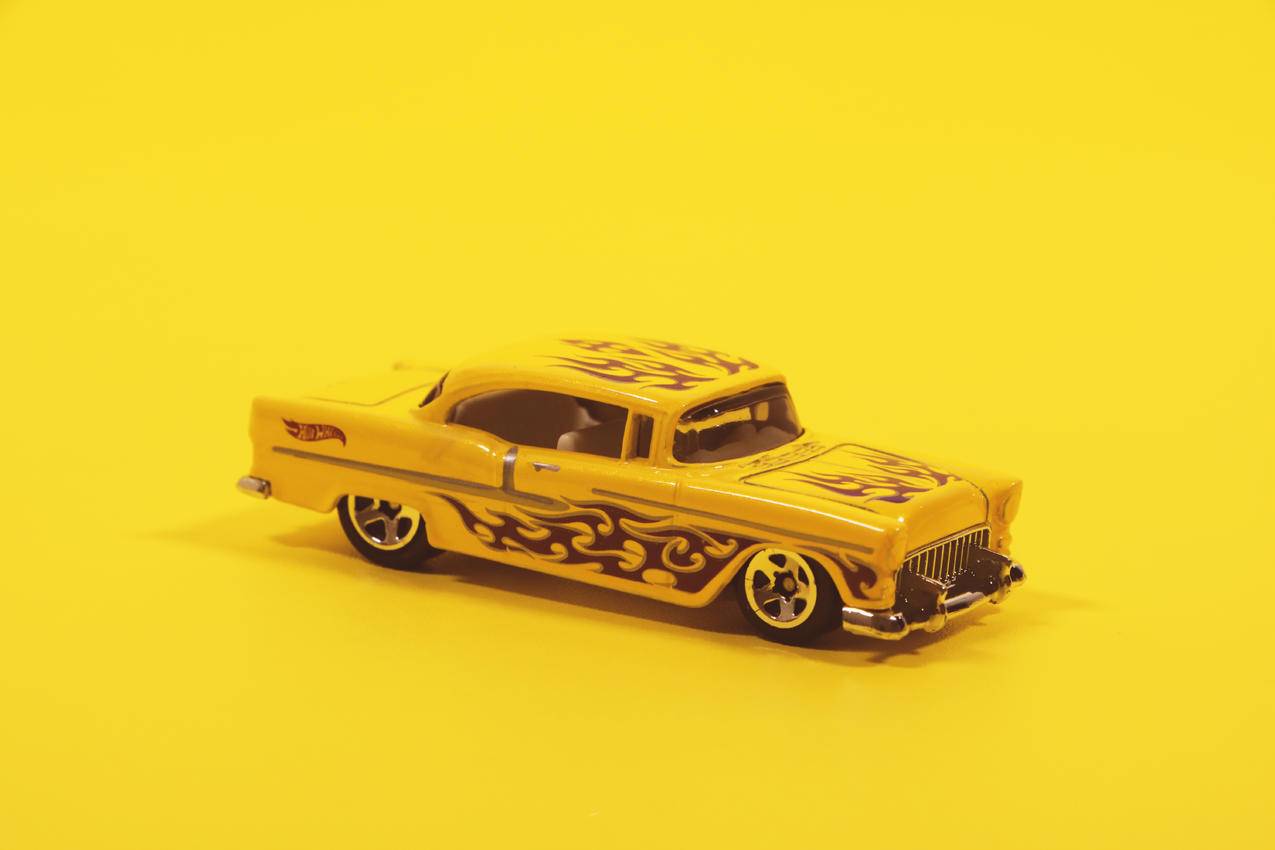 黄色和黑色跑车比例模型