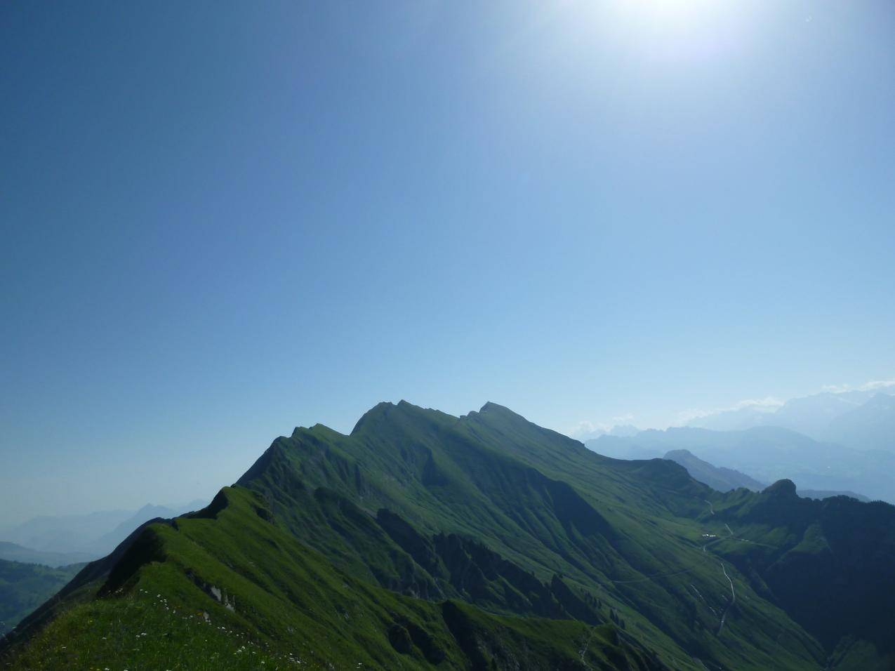 瑞士布里恩茨的绿色山峰图片
