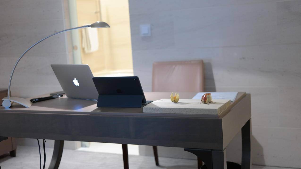 灰色桌面上的银色MacBook