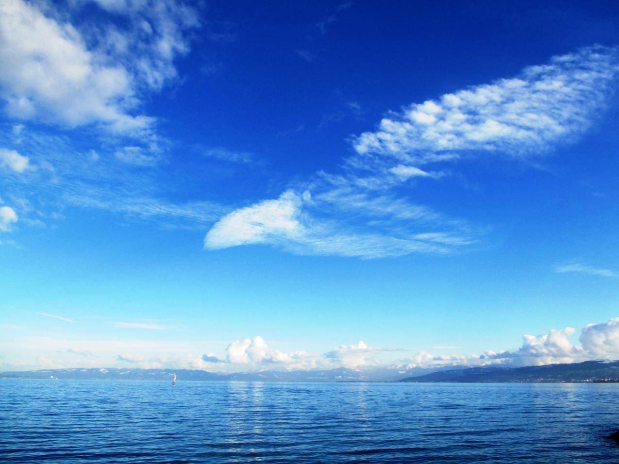 蓝天白云大海风景图片